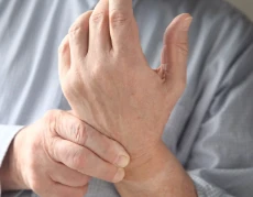 Representación de una mano con dolor en los dedos y articulaciones